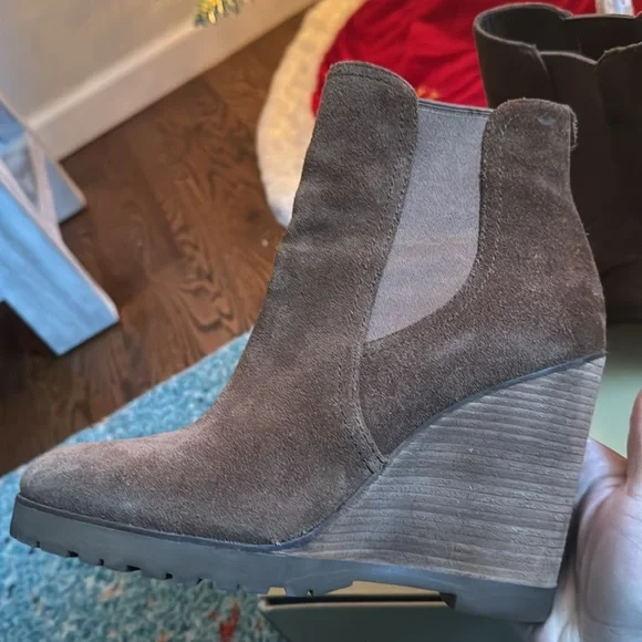 Michael Kors suede boots size 8.5 Brown. Worn one time. - Picture 13 of 13